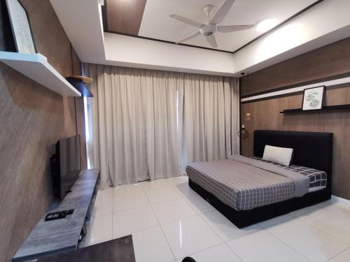 a bedroom with a bed and a ceiling fan at Icon Residenz Icon City, Petaling Jaya by De Harlequins Guesthouse in Petaling Jaya