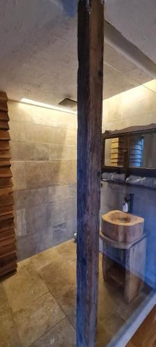 Habitación con baño con lavabo de madera. en Stana de carti en Codlea