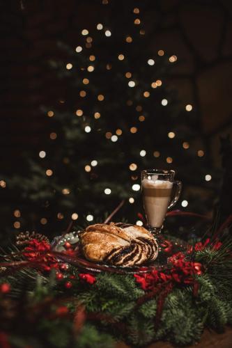 a table with a cup of coffee and a pastry at Agroturystyka Ranczo Gościszów in Nowogrodziec