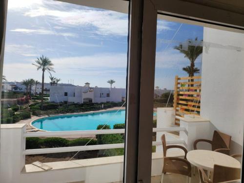 einen Balkon mit Poolblick in der Unterkunft Naama Bay resort in Sharm El Sheikh