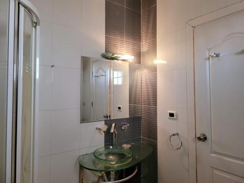 ein Badezimmer mit einem Glaswaschbecken und einem Spiegel in der Unterkunft Naama Bay resort in Sharm El Sheikh