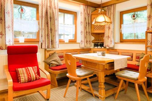 d'une cuisine avec une table, des chaises et des fenêtres. dans l'établissement Apartment in K nigsleiten with a shared sauna, à Königsleiten