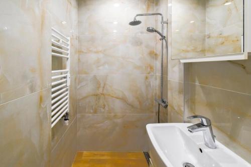 ein Bad mit einer Dusche und einem weißen Waschbecken in der Unterkunft Sofia's Best Kept Secret in Prime Location! in Sofia