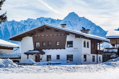 ツェル・アム・ツィラーにあるFerienwohnung Garberの雪山を背景にした建物