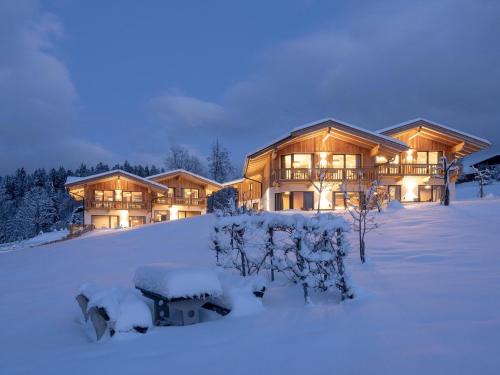 ein großes Haus im Schnee in der Nacht in der Unterkunft Chalet in Mariastein Hohe Salve with mountain view in Mariastein