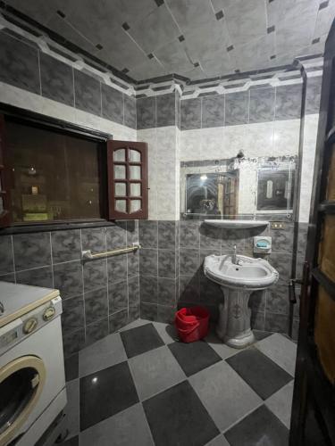 a bathroom with a sink and a toilet in it at شقه ثلاثه غرف وريسبشن ثلاثه قطع لك بالكامل بها تكييف ف الصاله in Mansoura