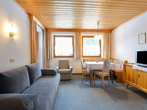 ロイタッシュにあるSuperb Apartment in Leutasch Tyrol with Meadow aroundのリビングルーム(ソファ、テーブル付)