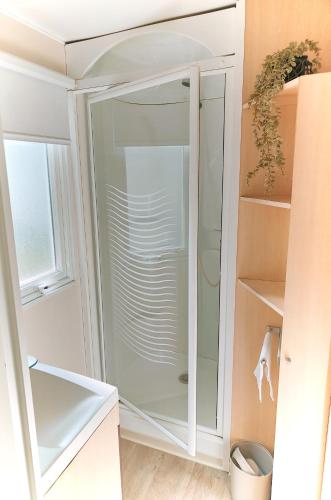 une vitrine dans une cuisine avec dans l'établissement Bungalow Cosy équipé, à La Boissière-de-Montaigu