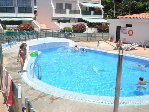 un gruppo di persone in piscina di Holiday house Parque Azul Playa La Arena FREE WIFI a Puerto de Santiago