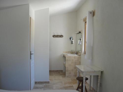 La salle de bains est pourvue d'un lavabo et d'un miroir. dans l'établissement Le Mas De La Chérine, à Quinson