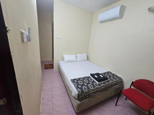 Tempat tidur dalam kamar di OYO 90867 Hotel Bintang Inns