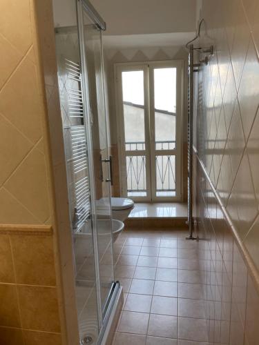 uma casa de banho com uma cabina de duche em vidro e um WC. em Casa Bucciarelle em Casoli