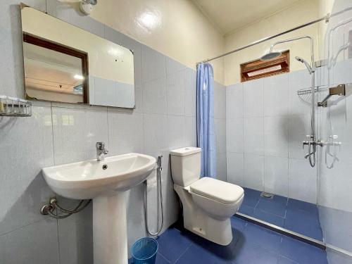 La salle de bains est pourvue de toilettes et d'un lavabo. dans l'établissement SHADEY COTTAGE, à Gampola