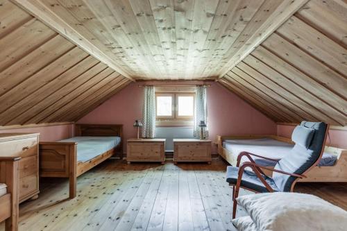 Åmotsfors的住宿－Cozy cottage by the lake, Charlottenberg，阁楼卧室设有两张床和窗户。