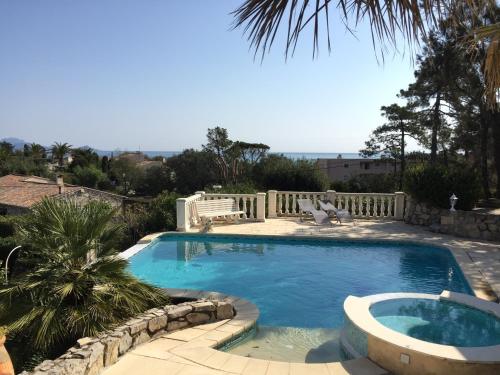 - une grande piscine dans une cour avec une terrasse dans l'établissement Villa Manù B&B Chambre D'hote, aux Issambres