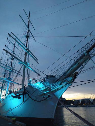 un gran barco azul sentado en el agua en Pokoje ABC Centrum en Gdynia