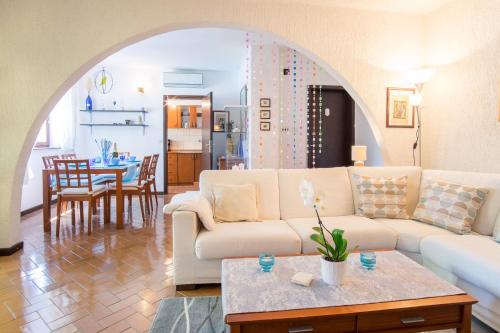 una sala de estar con un sofá y una mesa en Apartment with private pool and arbor, en Malinska