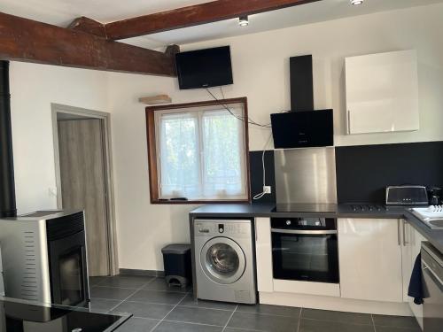 a kitchen with a washer and a washing machine at Maison toute équipée à Grézieu la Varenne in Grézieu-la-Varenne
