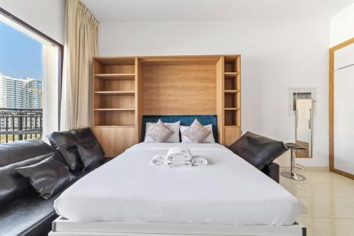 Postel nebo postele na pokoji v ubytování StoneTree - Modern Style of Studio in Resortz by Danube