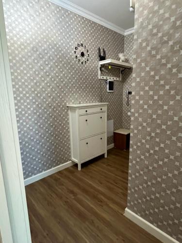 Zimmer mit einem weißen Schrank und einer Wand mit Polka-Punkten in der Unterkunft 2-х комнатная квартира в ЖК Заман in Atyrau