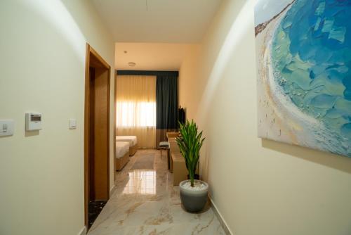 un corridoio di una camera d'albergo con una pianta in vaso di Azal Lagoons Resort Abu Simbel ad Abu Simbel