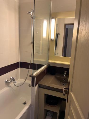 une salle de bain avec une baignoire, un lavabo et une douche dans l'établissement Cap Esterel ,Baie d'Agay ,vue mer, à Saint-Raphaël