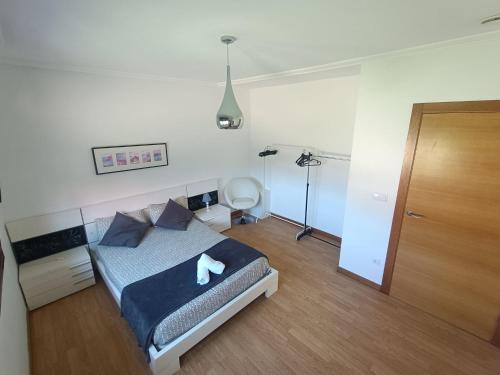 ein Schlafzimmer mit einem Bett mit einem weißen Stofftier drauf in der Unterkunft Casa Vera in A Guarda