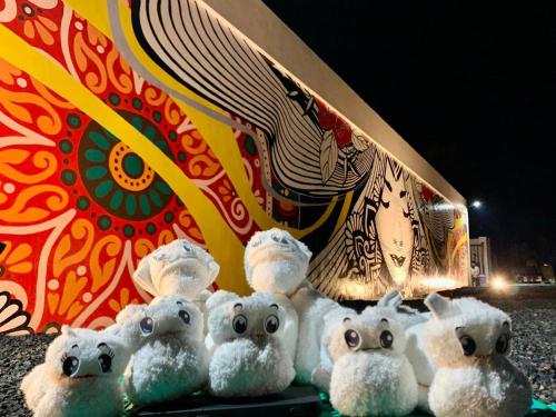 a group of white stuffed animals sitting in front of a tent at MAMORI HOTEL in Allen