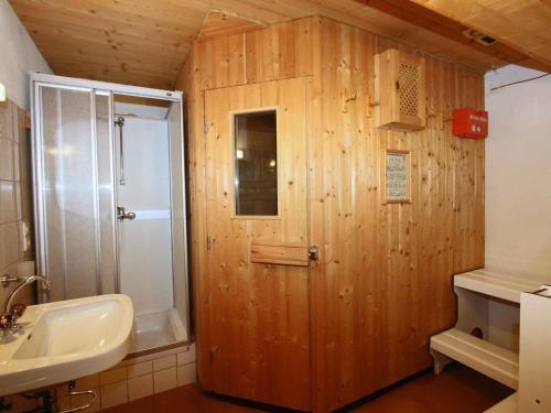 WinkleにあるSpacious Holiday Home in Tyrol near Ski Areaのバスルーム(シャワー、シンク付)