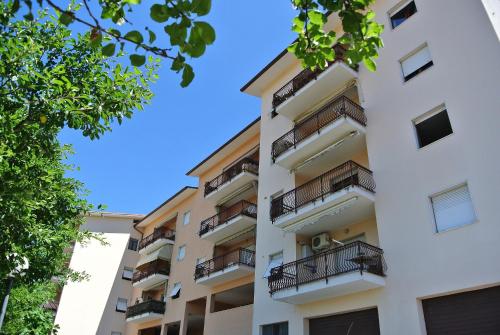 uma imagem de um edifício de apartamentos com varandas em Osimo B&B em Osimo