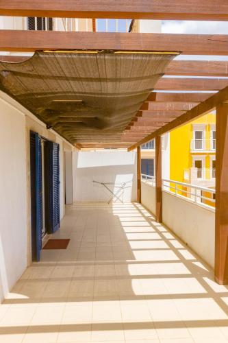 an empty corridor of a building with a wooden ceiling at Sol & Lar No stress in Santa Maria