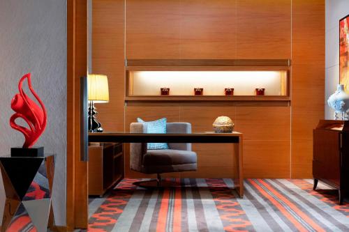 a office with a desk and a chair in a room at Le Méridien Qingdao l Instagrammable l CBD l Nearby seaside,nearby May 4th Square in Qingdao