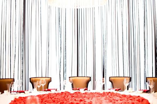 a dining room with a table and chairs and a chandelier at Le Méridien Qingdao l Instagrammable l CBD l Nearby seaside,nearby May 4th Square in Qingdao