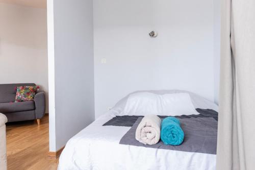 ein Schlafzimmer mit einem Bett mit Handtüchern darauf in der Unterkunft grand studio ✰ 35m² ✰ centre ✰ 4pers/2lits ✰ cuisine ✰ wifi in Candé