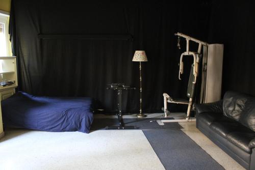 ローマにあるVaticanoのジム(ベッド1台、ソファ付)が備わる客室です。
