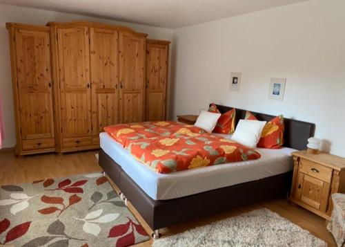 1 dormitorio con 1 cama grande y armarios de madera en Ferienwohnung Tannhäuser, en Braunlage