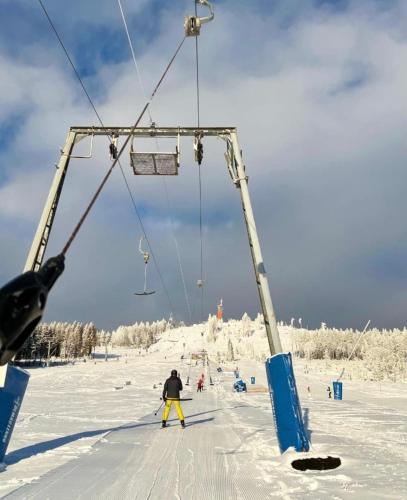 a person riding a ski lift in the snow at Ferienwohnung Tannhäuser in Braunlage
