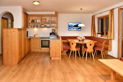 Nhà bếp/bếp nhỏ tại Appartements neben der Gondelbahn - Haus Nord