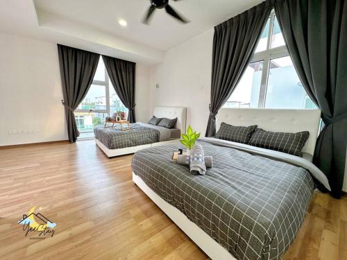 Kampong Balik BukitにあるBungalow Villa 20 pax Game Machine Pool Ktv Manjongのベッドとソファと窓のある寝室