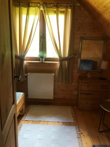 a small room with a window and a mirror at Domki u Łosia Bieszczady & Sauna in Polańczyk