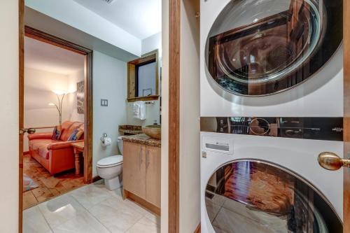 eine Waschküche mit Waschmaschine und Trockner in der Unterkunft Northern Lights 21 in Whistler