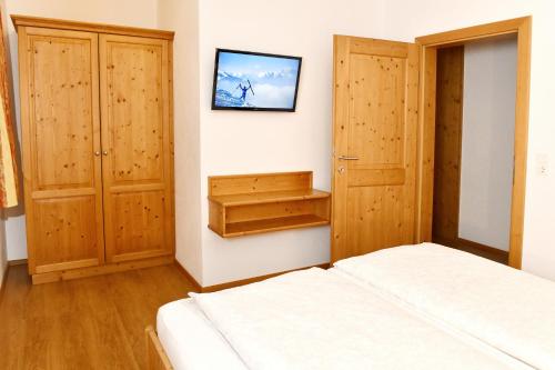 Giường trong phòng chung tại Appartements neben der Gondelbahn - Haus Nord