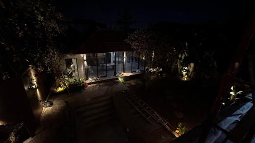 uma vista superior de uma casa à noite com luzes em Villa V Element em Canggu