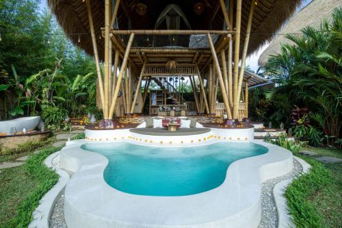 een zwembad bij het resort bij Magic Hills Bali - Magical Eco-Luxury Lodge in Selat