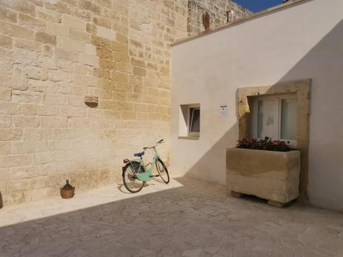 a bike parked next to a wall with a window at Dimora Margherita in Salento in Struda