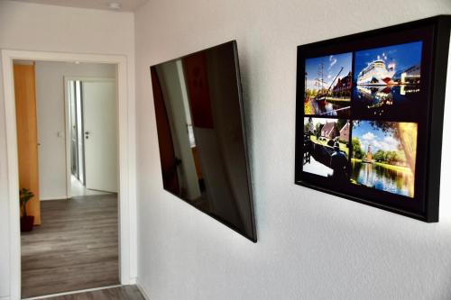 a flat screen tv hanging on a wall at FeWo "LaVida" Papenburg in Papenburg