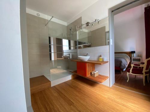 Kuchyň nebo kuchyňský kout v ubytování chambre privée chez l'habitant