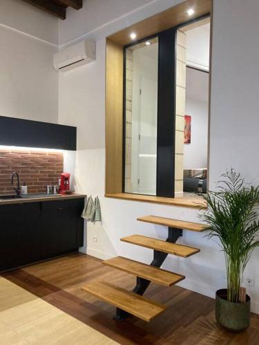 - une cuisine avec un évier et un banc en bois dans l'établissement Appartement centre historique, à Albi