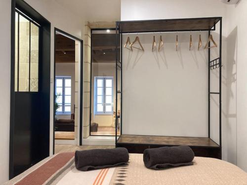 une chambre avec un lit avec deux oreillers dessus dans l'établissement Appartement centre historique, à Albi