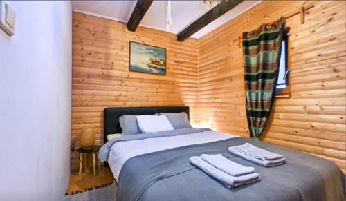 - une chambre avec un lit et 2 serviettes dans l'établissement Kuca Oaza, à Ilovačak
